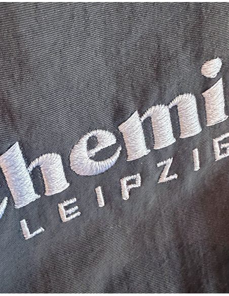 badehose - chemie - leipzig - sticklogo - grau - detail