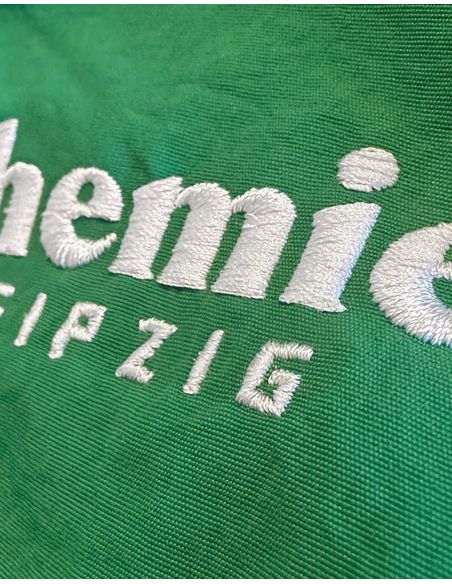 badehose - chemie - leipzig - sticklogo - gruen - detail