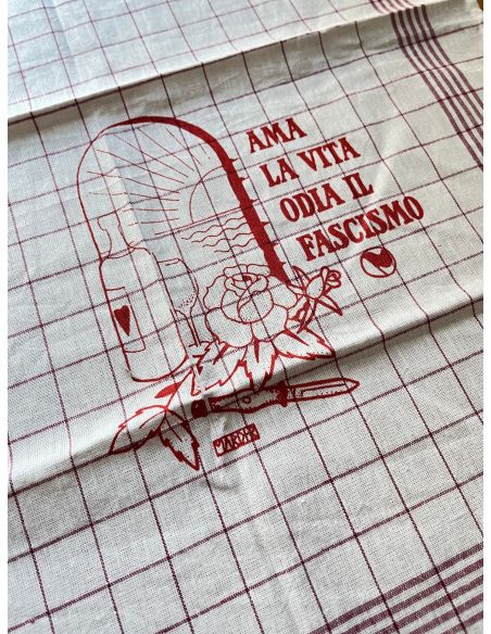 marder-geschirrtuch-ama-la-vita-odia-il-fascismo-detail marder-geschirrtuch-ama-la-vita-odia-il-fascismo-detail